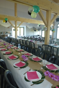 Gite Fays Jura  - Salle de reception préparée pour un anniversaire de 107 personnes